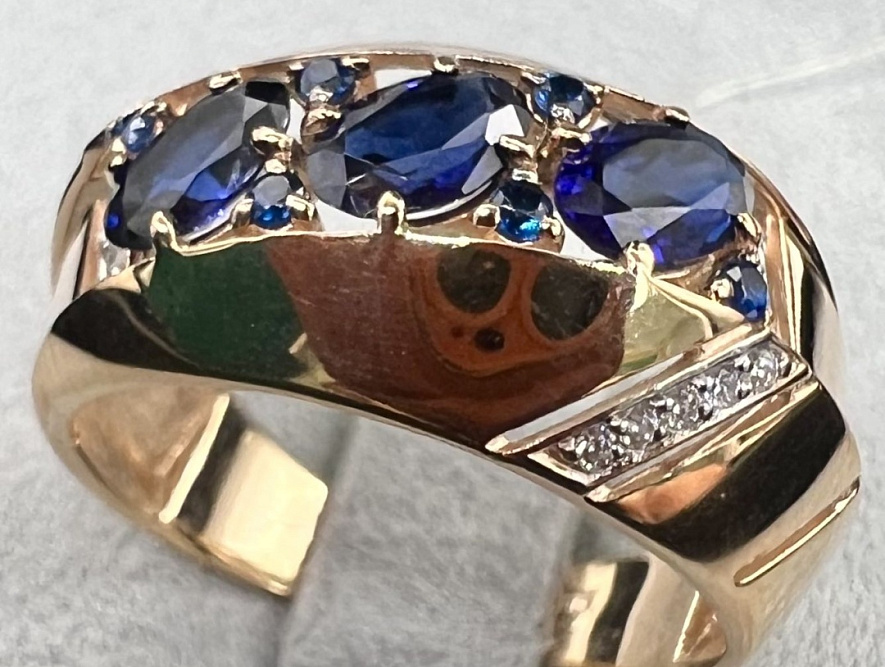 На фото Золотые кольца в Казахстане №кольцо из красного золота с фианитом и сапфиром 18.5 вес 5.53 г:     .