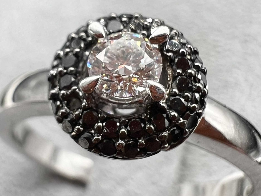 На фото Золотые кольца в Казахстане №кольцо из белого золота с бриллиантом 18 вес 3.41 г:     .