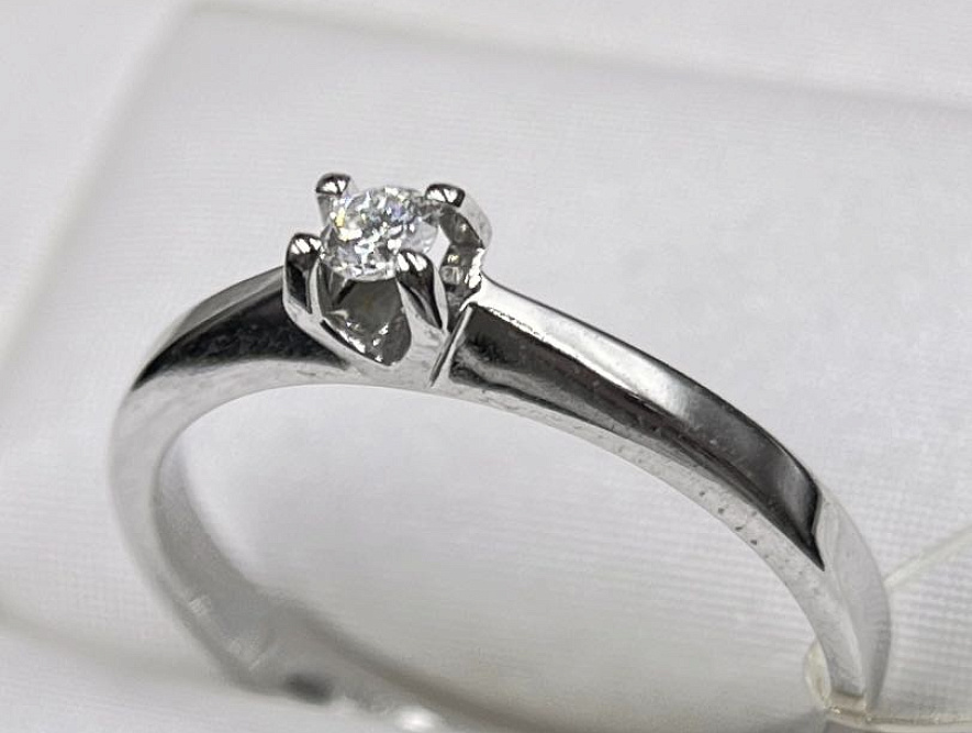 На фото Золотые кольца в Казахстане №кольцо из белого золота с бриллиантом 17.5 вес 2.46 г:     .