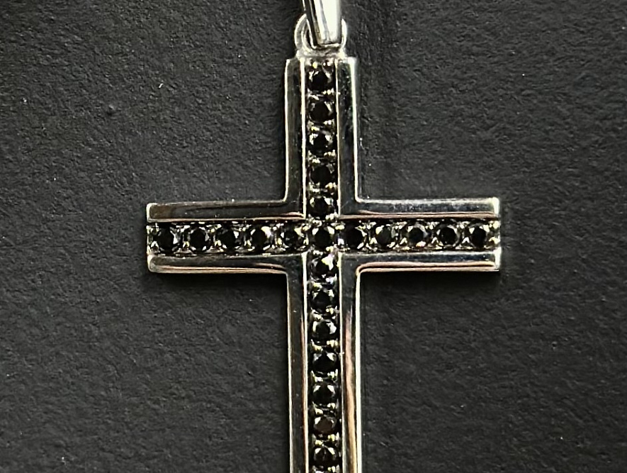 На фото Золотые кресты в Казахстане №крестик из белого золота с бриллиантом вес 2.5 г:     .