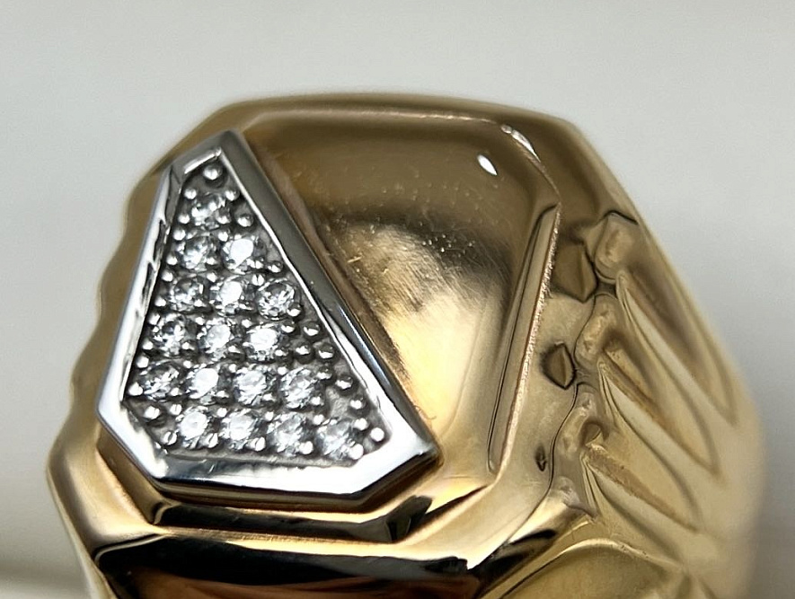 На фото Золотые печатки в Казахстане №печатка из белого золота с цирконом 18 вес 4.7 г:     .