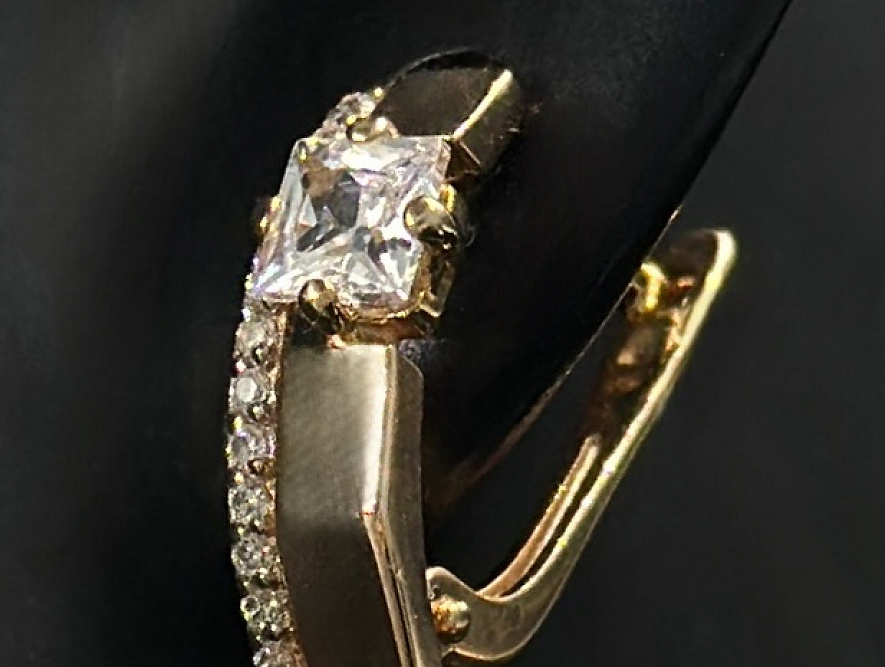 На фото Золотые серьги  №серьги из красного золота с фианитом вес 2.5 г:     .