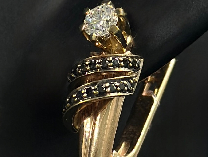 На фото Золотые серьги  №серьги из красного золота с бриллиантом вес 5.68 г:     .