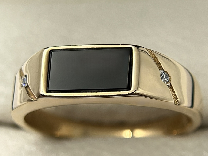 На фото Золотые печатки в Казахстане №печатка из красного золота с фианитом и ониксом 20 вес 3.11 г:     .