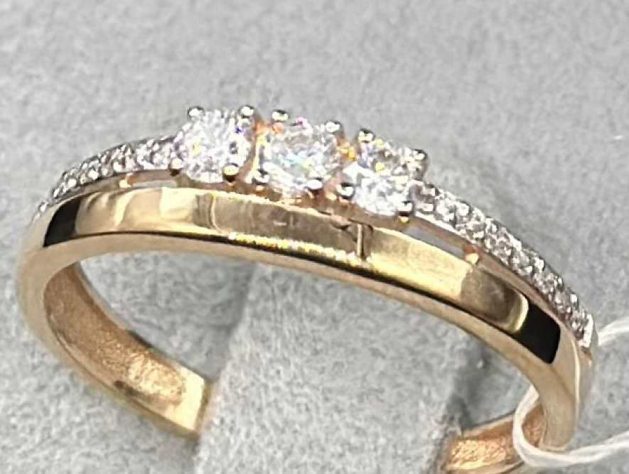 На фото Золотые кольца в Казахстане №кольцо из красного золота с фианитом 16 вес 1.41 г:     .