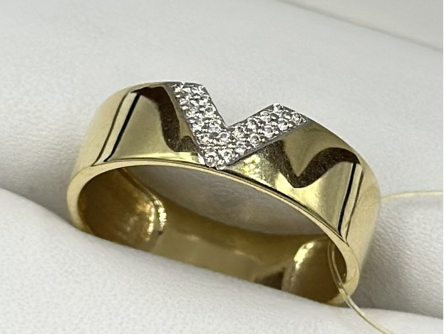 На фото Золотые кольца в Казахстане №кольцо из желтого золота с цирконием 18.5 вес 3 г:     .