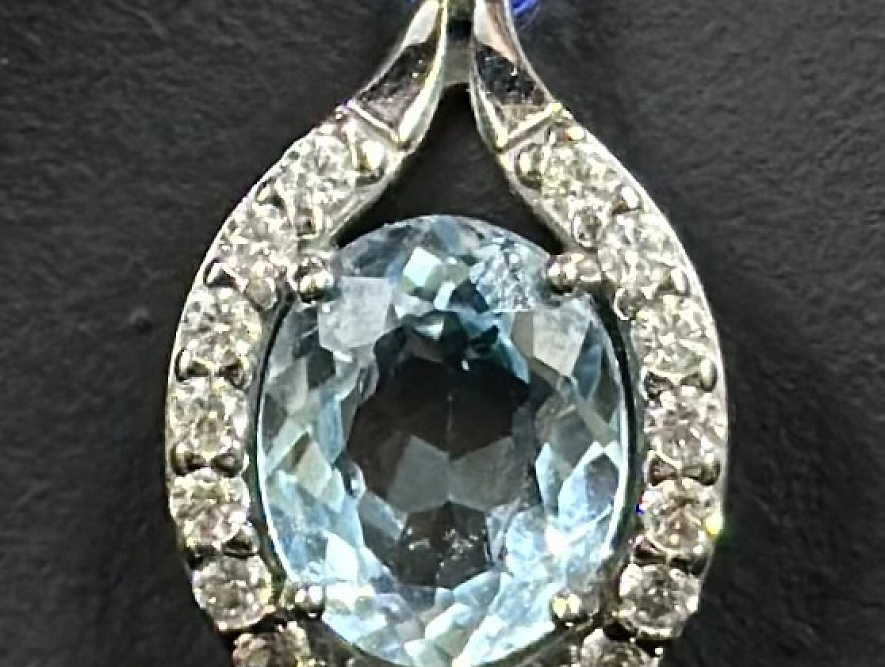 На фото Золотые подвески в Казахстане №подвеска из белого золота с фианитом и топазом вес 2.52 г:     .