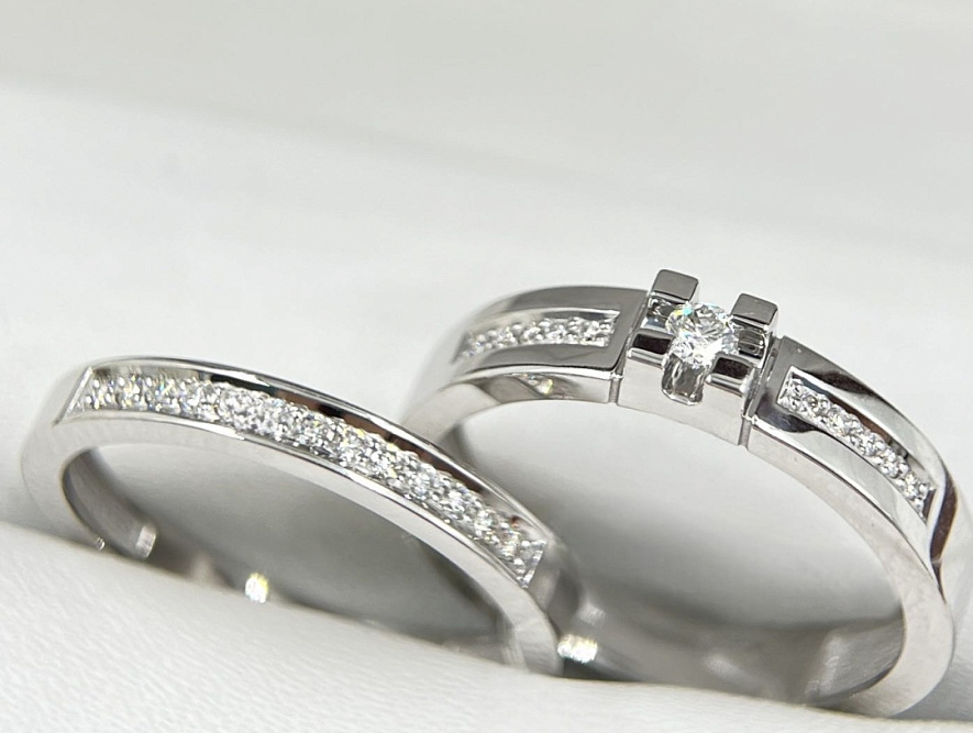 На фото Золотые кольца в Казахстане №кольцо из белого золота с бриллиантом 18.5 вес 7.88 г:     .