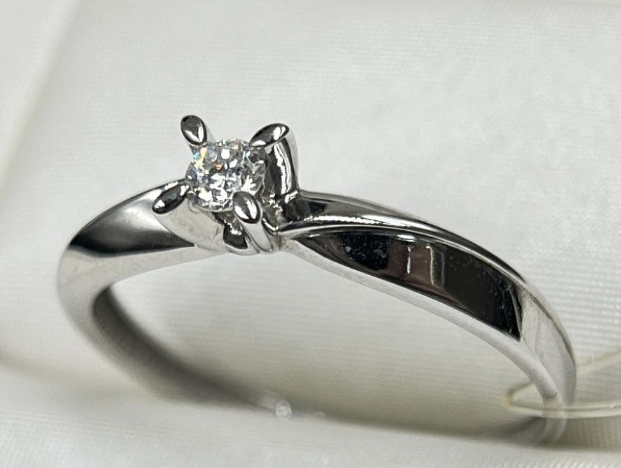 На фото Золотые кольца в Казахстане №кольцо из белого золота с бриллиантом 18 вес 1.42 г:     .