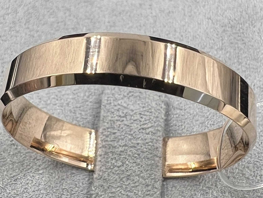 На фото Золотые кольца в Казахстане №обручальное кольцо из красного золота без вставки 19 вес 2.69 г:     .