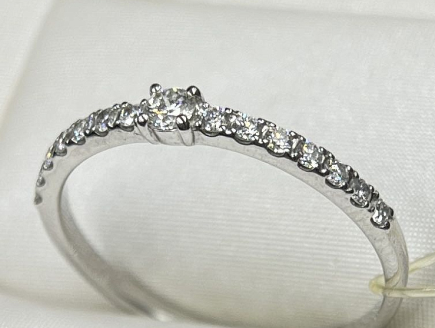 На фото Золотые кольца в Казахстане №кольцо из белого золота с бриллиантом 18 вес 1.35 г:     .