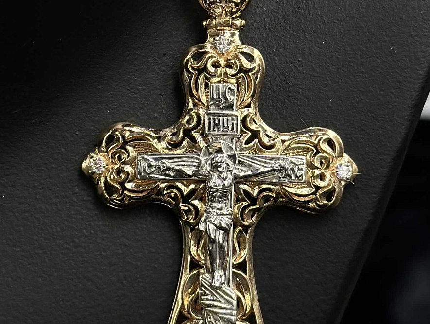На фото Золотые кресты в Казахстане №крестик из белого золота с фианитом вес 11.84 г:     .