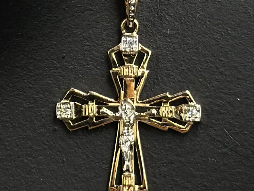 На фото Золотые кресты в Казахстане №крестик из красного золота с бриллиантом вес 1.22 г:     .