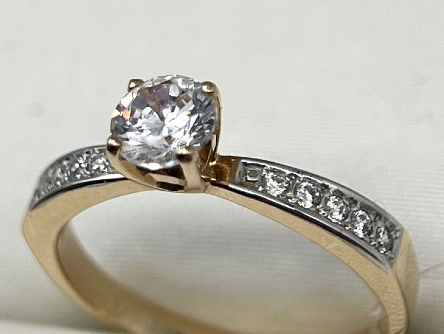 На фото Золотые кольца в Казахстане №кольцо из красного золота с фианитом 16.5 вес 2.39 г:     .