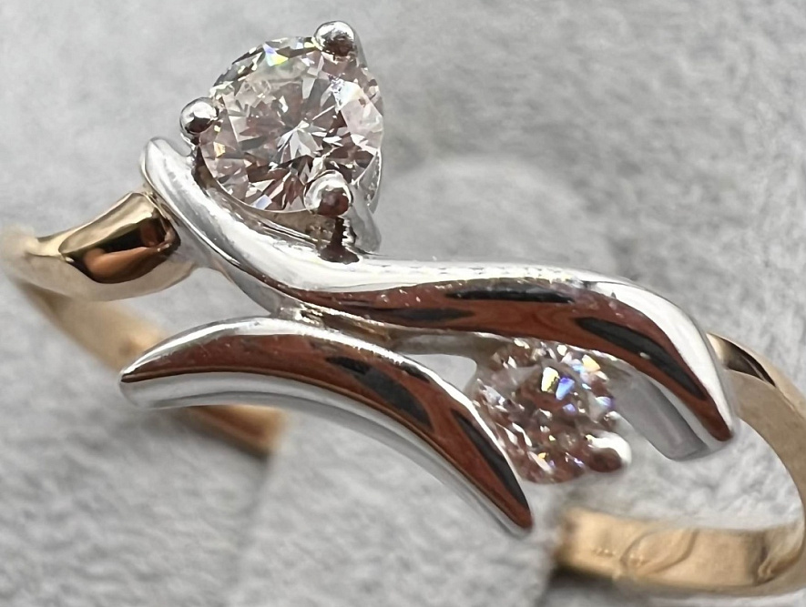 На фото Золотые кольца в Казахстане №кольцо из белого золота с бриллиантом 18 вес 1.54 г:     .