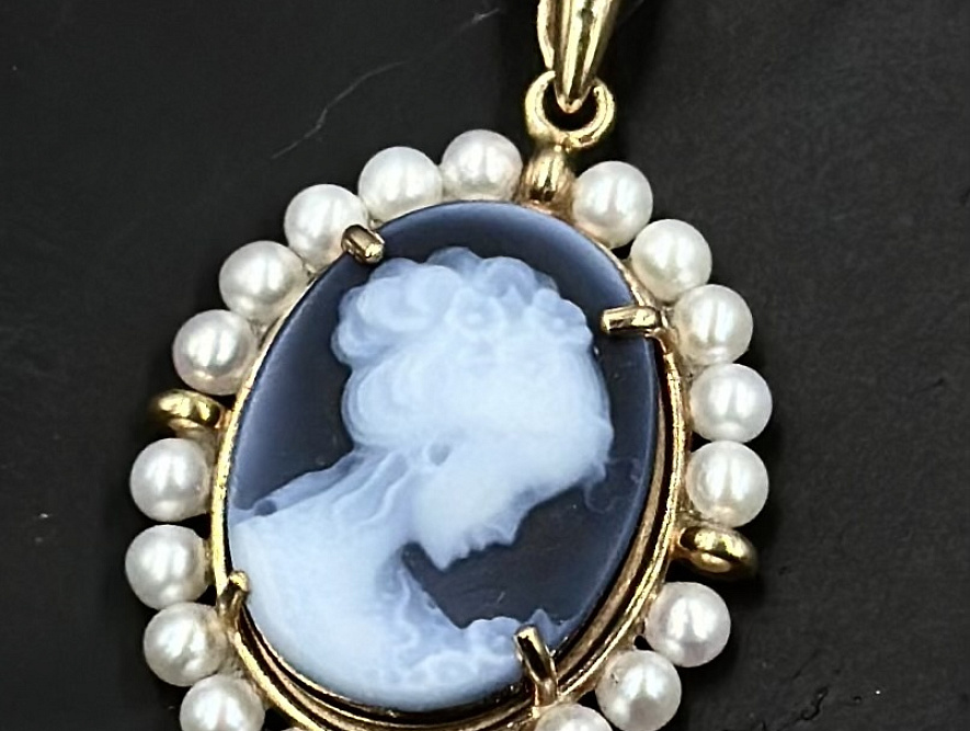 На фото Золотые подвески в Казахстане №подвеска из красного золота с жемчугом вес 2.94 г:     .