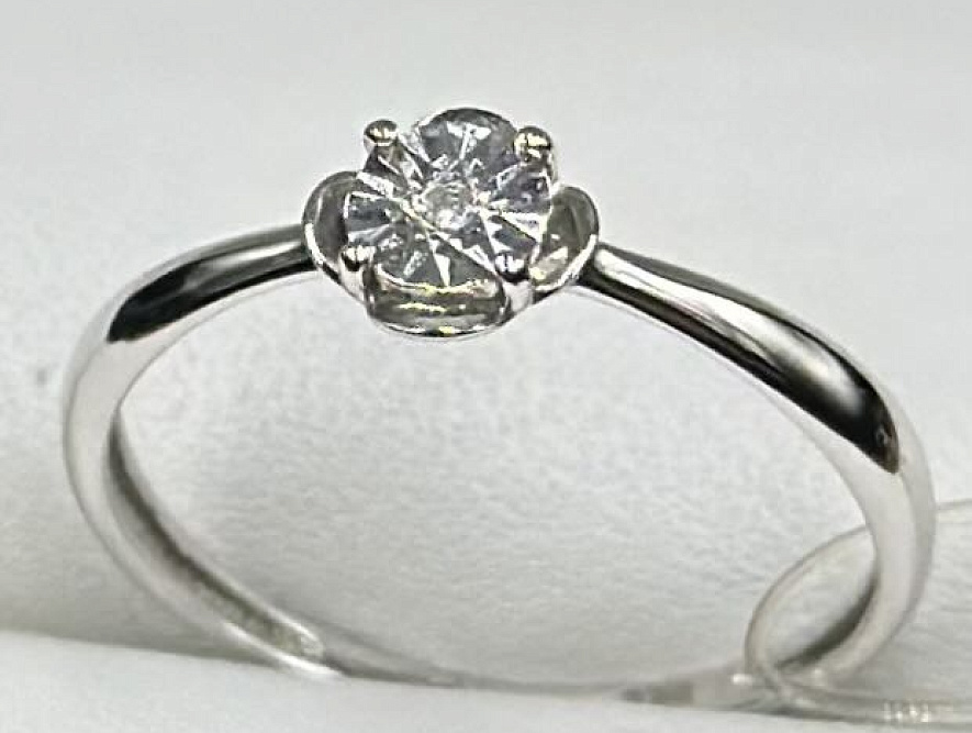 На фото Золотые кольца в Казахстане №кольцо из белого золота с бриллиантом 16.5 вес 0.93 г:     .