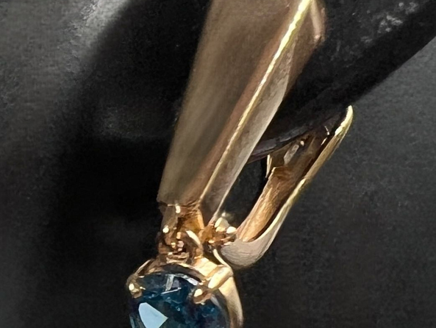 На фото Золотые серьги  №серьги из красного золота с фианитом и топазом вес 3.2 г:     .