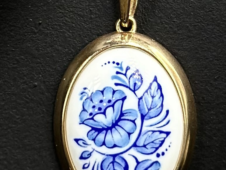 На фото Золотые подвески в Казахстане №подвеска из красного золота с финифтем вес 4.03 г:     .