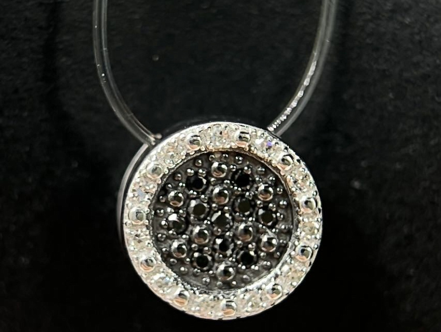 На фото Золотые подвески в Казахстане №подвеска из белого золота с бриллиантом вес 0.61 г:     .