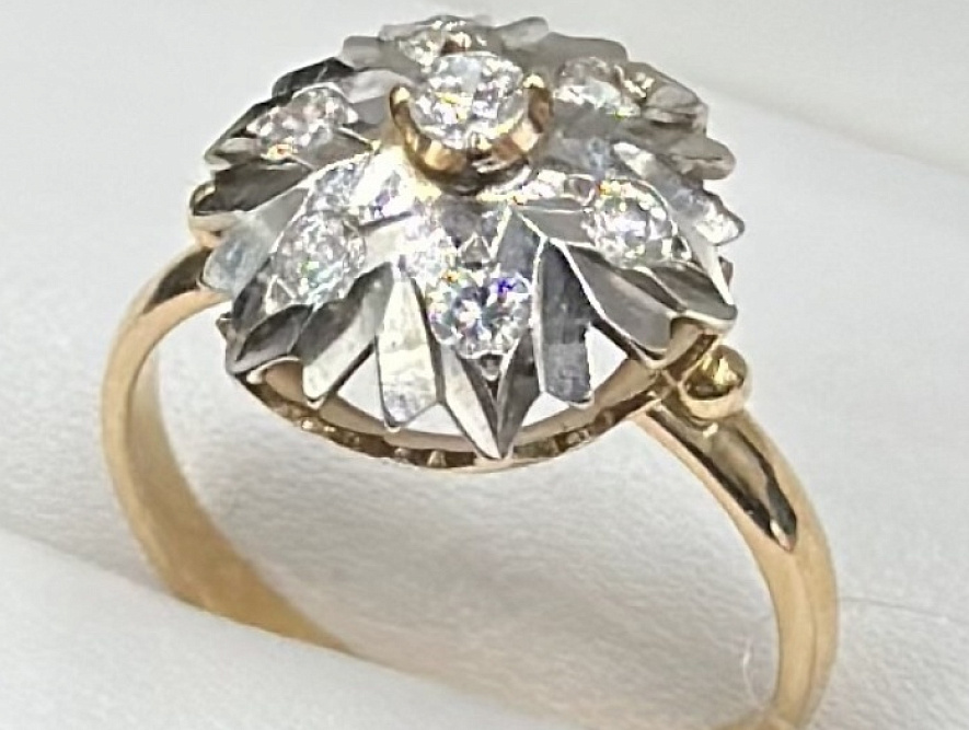 На фото Золотые кольца в Казахстане №кольцо из белого золота с цирконом 17 вес 3 г:     .