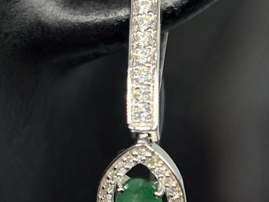 На фото Золотые серьги  №серьги из белого золота с бриллиантом и изумрудом вес 3.61 г:     .