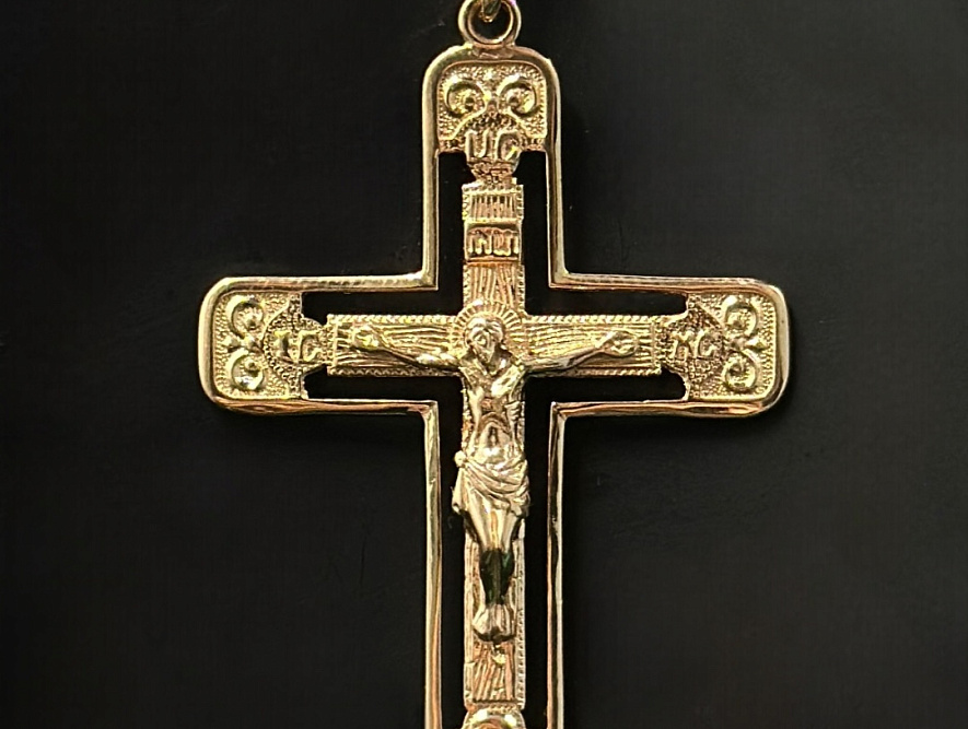 На фото Золотые кресты в Казахстане №крестик из красного золота без вставки вес 3.39 г:     .