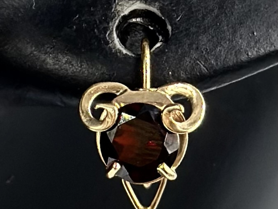 На фото Золотые серьги  №серьги из красного золота с гранатом вес 1.67 г:     .