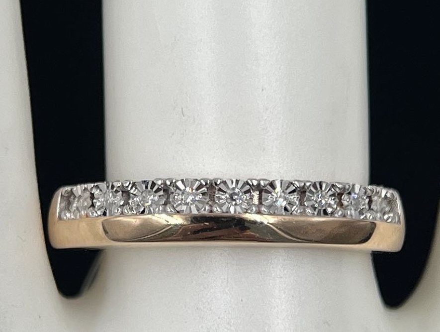 На фото Золотые кольца в Казахстане №кольцо из белого золота с бриллиантом 18 вес 1.49 г:     .