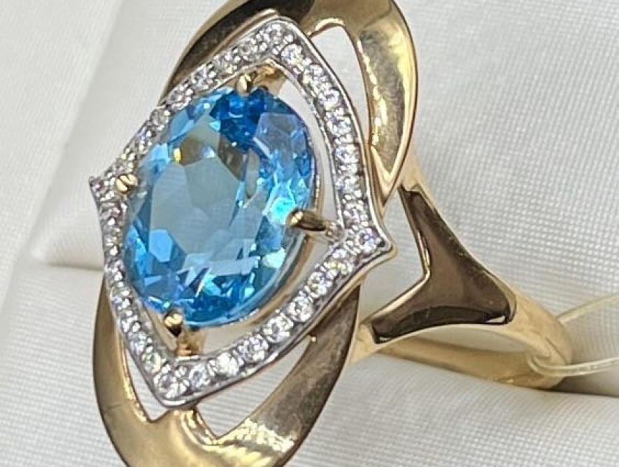 На фото Золотые кольца в Казахстане №кольцо из красного золота с фианитом и топазом 18 вес 3.56 г:     .