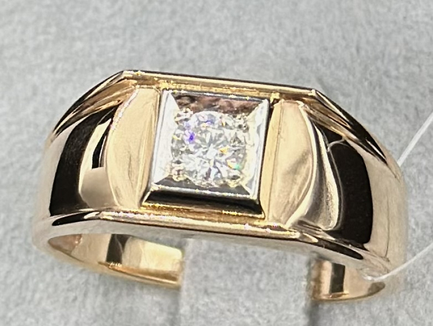 На фото Золотые печатки в Казахстане №печатка из красного золота с бриллиантом 19.5 вес 5.61 г:     .