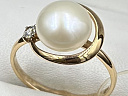 На фото Золотые кольца в Казахстане №кольцо из красного золота с жемчугом и фианитом 17 вес 2.28 г:     .
