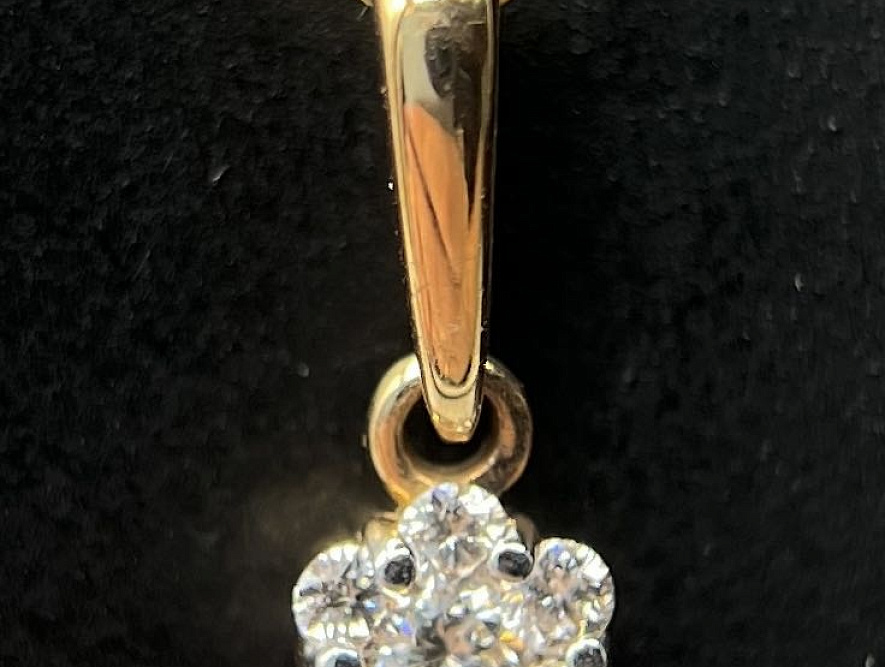 На фото Золотые подвески в Казахстане №подвеска из белого золота с бриллиантом вес 0.52 г:     .