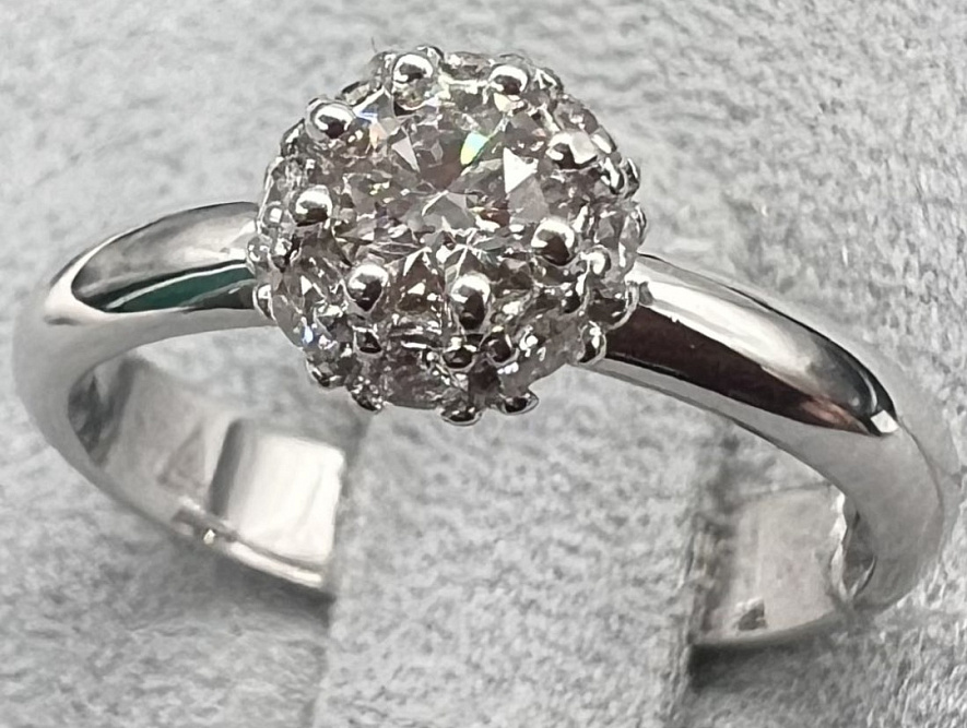 На фото Золотые кольца в Казахстане №кольцо из белого золота с бриллиантом 16 вес 3 г:     .