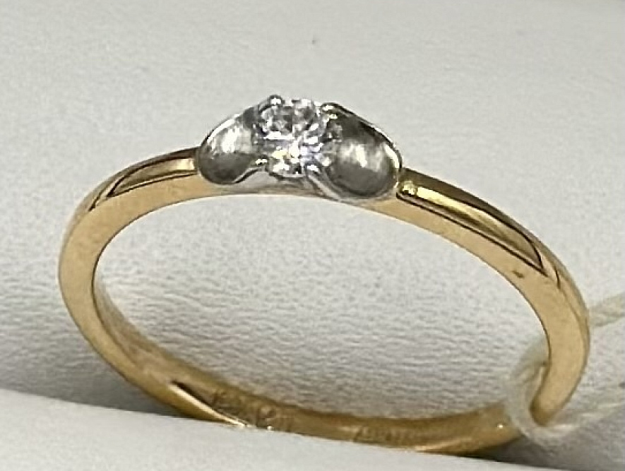 На фото Золотые кольца в Казахстане №кольцо из белого золота с бриллиантом 16 вес 1.47 г:     .