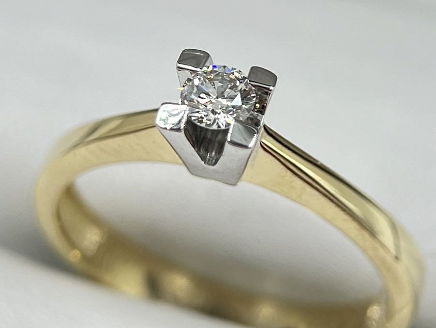 На фото Золотые кольца в Казахстане №кольцо из белого золота с бриллиантом 17 вес 2.56 г:     .