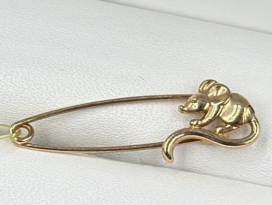 На фото Золотые булавки в Казахстане №булавка из красного золота без вставки вес 1.11 г:     .