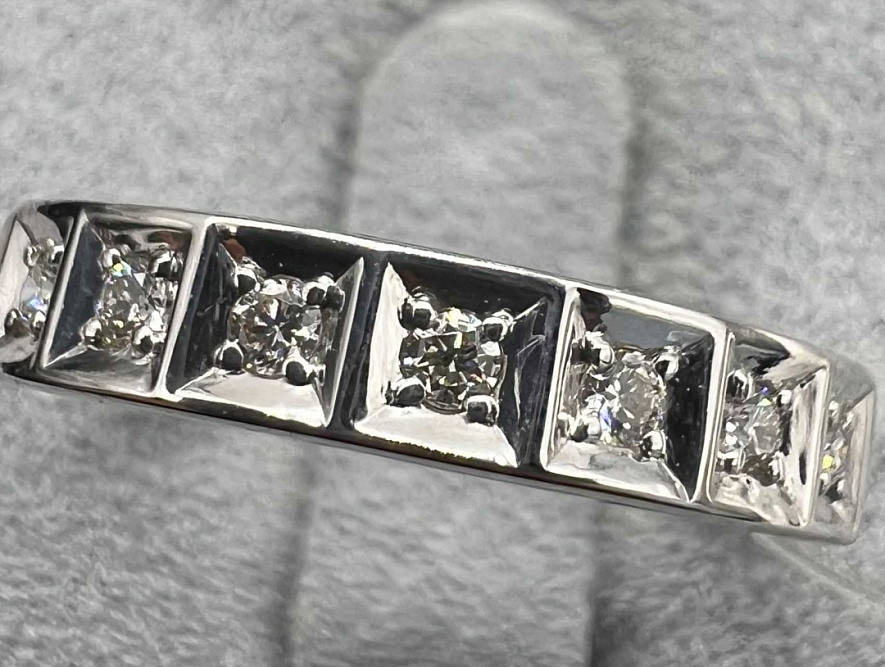 На фото Золотые кольца в Казахстане №кольцо из белого золота с бриллиантом 17 вес 1.44 г:     .