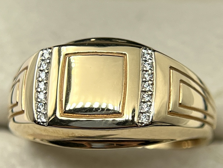 На фото Золотые печатки в Казахстане №печатка из красного золота с фианитом 21 вес 4.97 г:     .