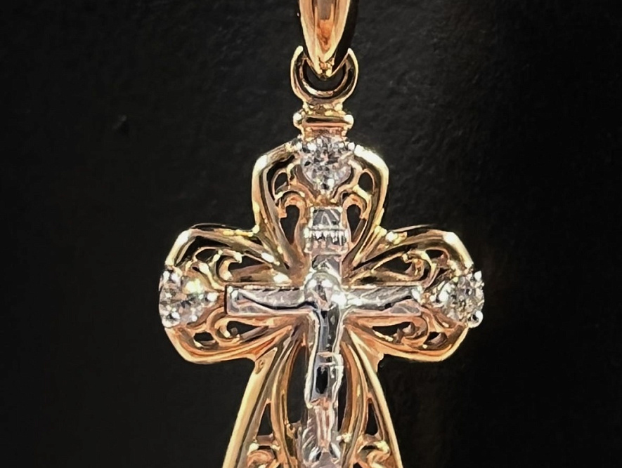 На фото Золотые кресты в Казахстане №крестик из белого золота с бриллиантом вес 1.97 г:     .