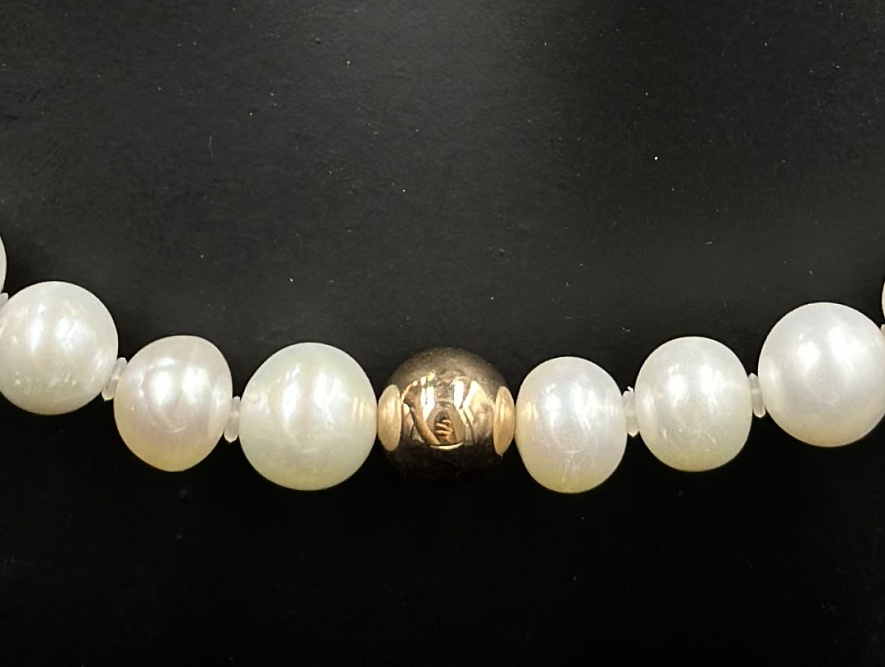 На фото Золотые колье в Казахстане №колье из красного золота с жемчугом вес 36.77 г:     .