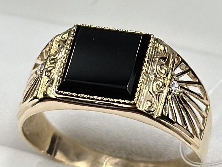 На фото Золотые печатки в Казахстане №печатка из красного золота с агатом и фианитом 22 вес 3.92 г:     .