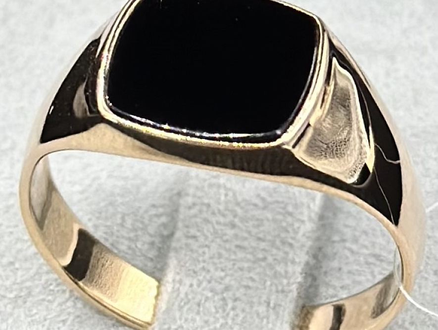 На фото Золотые печатки в Казахстане №печатка из красного золота с ониксом 20.5 вес 3.89 г:     .