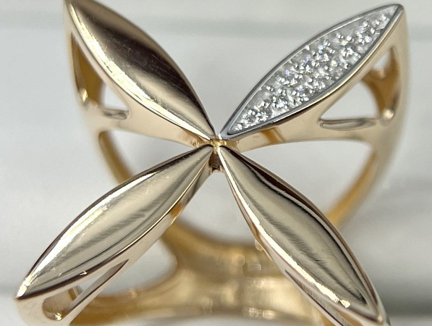 На фото Золотые кольца в Казахстане №кольцо из красного золота с фианитом 17 вес 3 г:     .