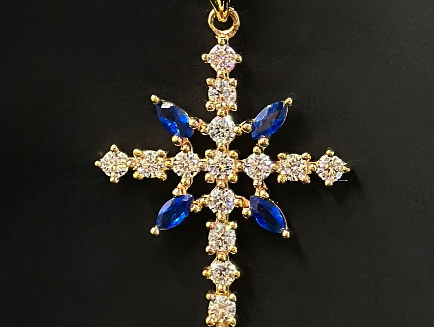 На фото Золотые кресты в Казахстане №крестик из красного золота с цирконием вес 2.69 г:     .