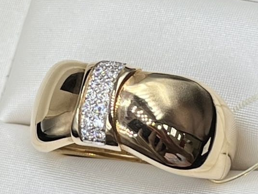 На фото Золотые кольца в Казахстане №кольцо из красного золота с фианитом 18 вес 2.78 г:     .