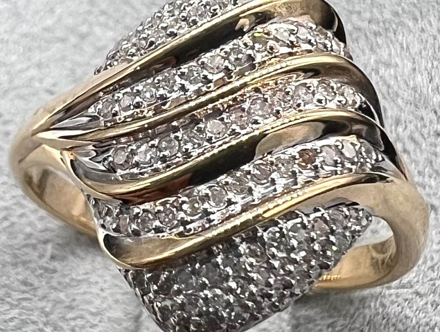 На фото Золотые кольца в Казахстане №кольцо из красного золота с бриллиантом 17.5 вес 3.49 г:     .