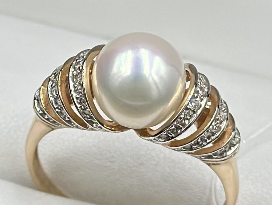 На фото Золотые кольца в Казахстане №кольцо из красного золота с жемчугом и фианитом 19.5 вес 3.83 г:     .