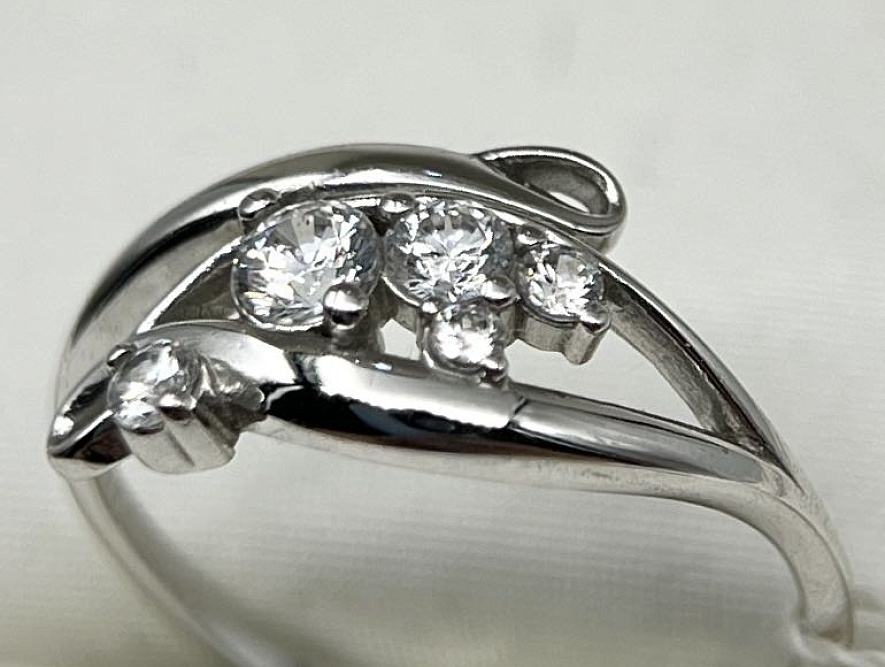 На фото Золотые кольца в Казахстане №кольцо из белого золота с кристалл swarovskiом 15.5 вес 1.58 г:     .