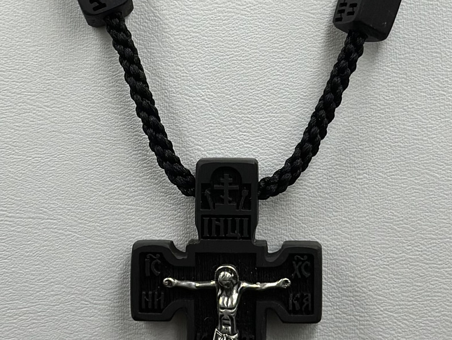 На фото Золотые кресты в Казахстане №крестик из серебристый с деревоом вес 10.49 г:     .